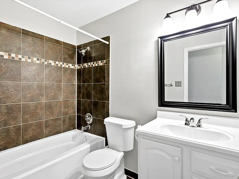 3803 Farmington Dr — Photo 24