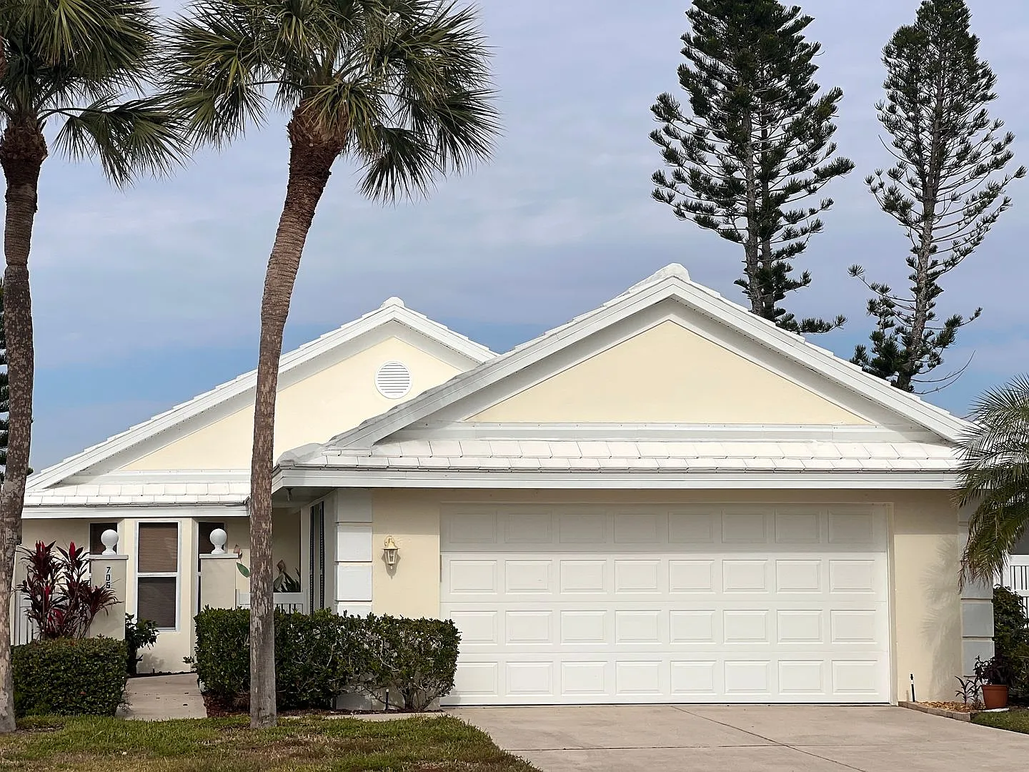 Newly Listed 2bd/2ba/2cg Villa — Photo 1