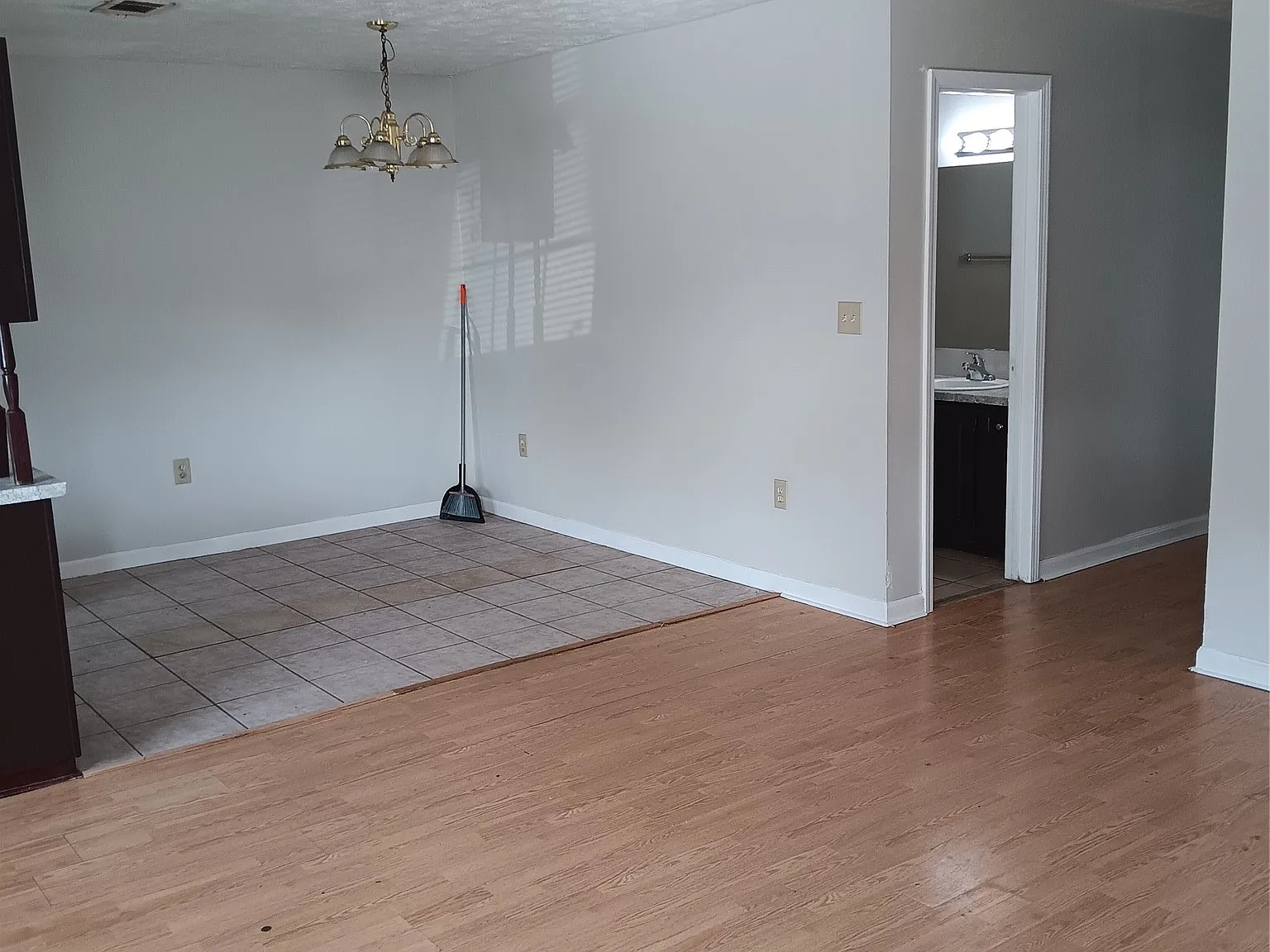 3 bed, 2.0 bath, 1239 sqft, $1,000 — Photo 2