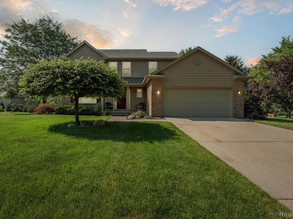 1933 Oak Squire Ln, Howell, MI 48855