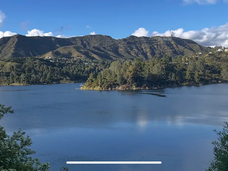 Walking distance to the serene hollywood reservoir!