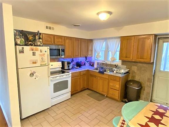 3rd image of 3 Garden Dr APT 6