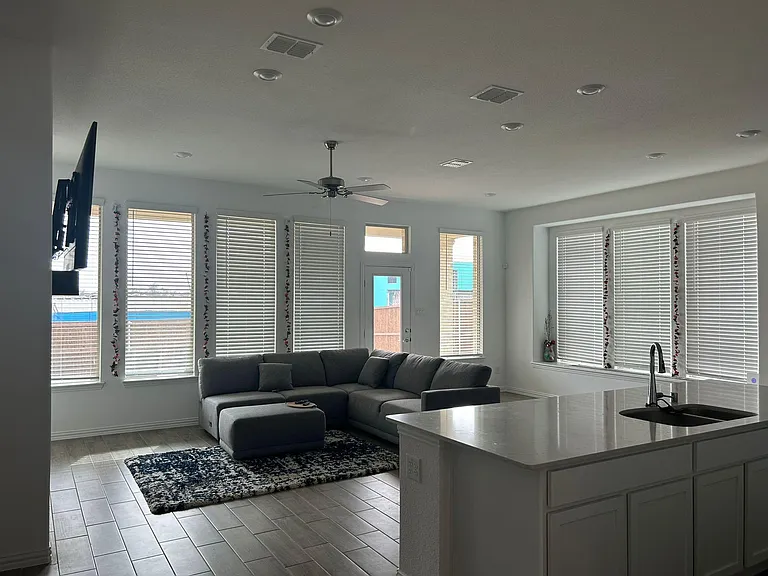 1120 Canuela Way — Photo 3