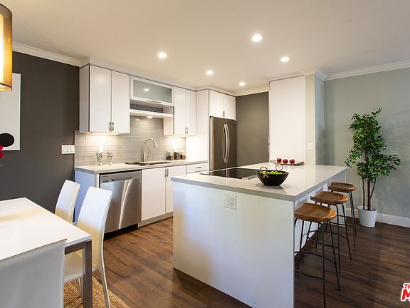 5th image of 960 Larrabee St APT 204
