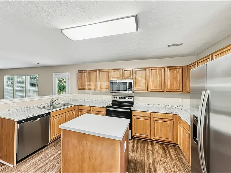 119 Crestwood Ln — Photo 3