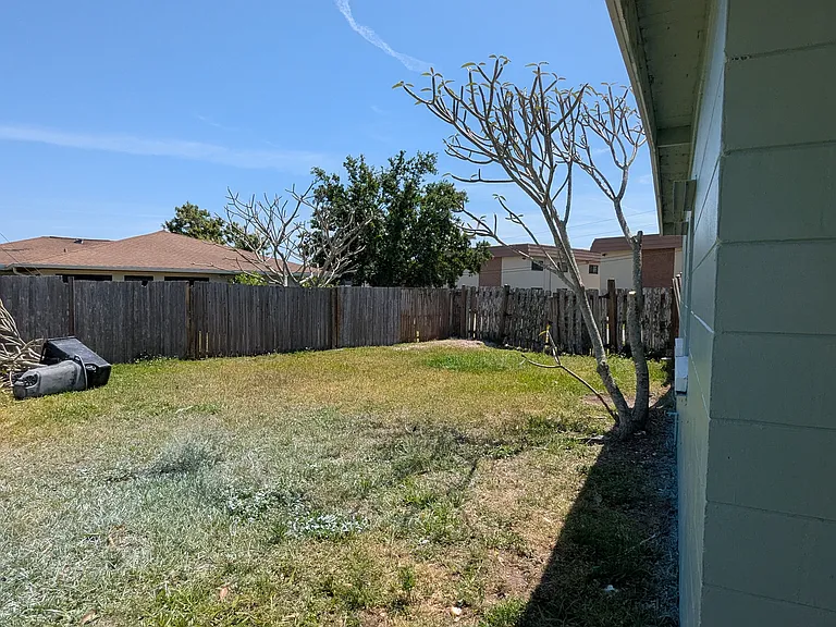 Roberta St — Photo 11