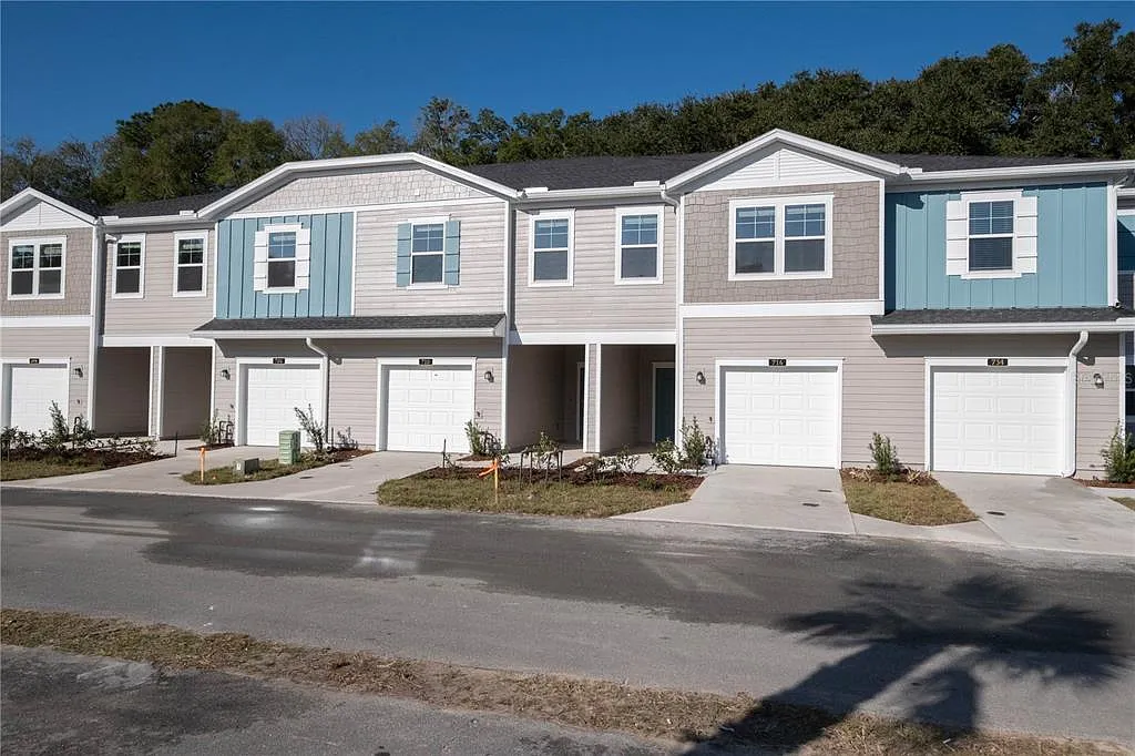 3 bed, 2.5 bath, 1657 sqft, $2,095 — Photo 2
