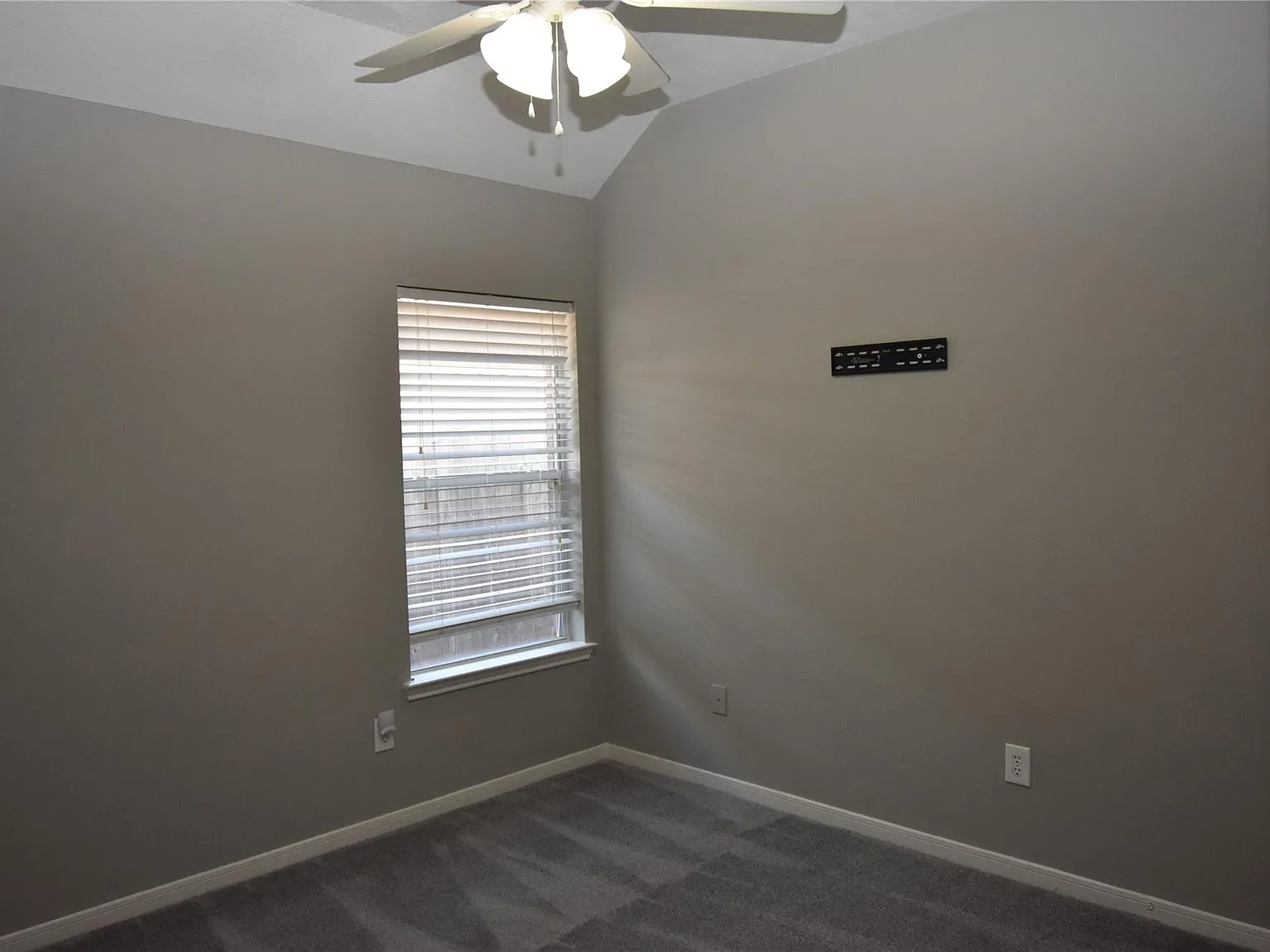 3 bed, 2.0 bath, 1743 sqft, $2,100 — Photo 3