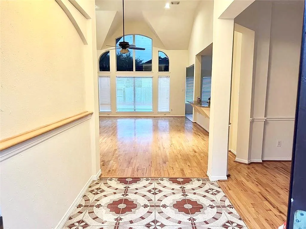3 bed, 2.0 bath, 2157 sqft, $2,200 — Photo 2