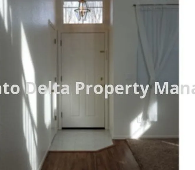 433 Coventry Ct — Photo 2