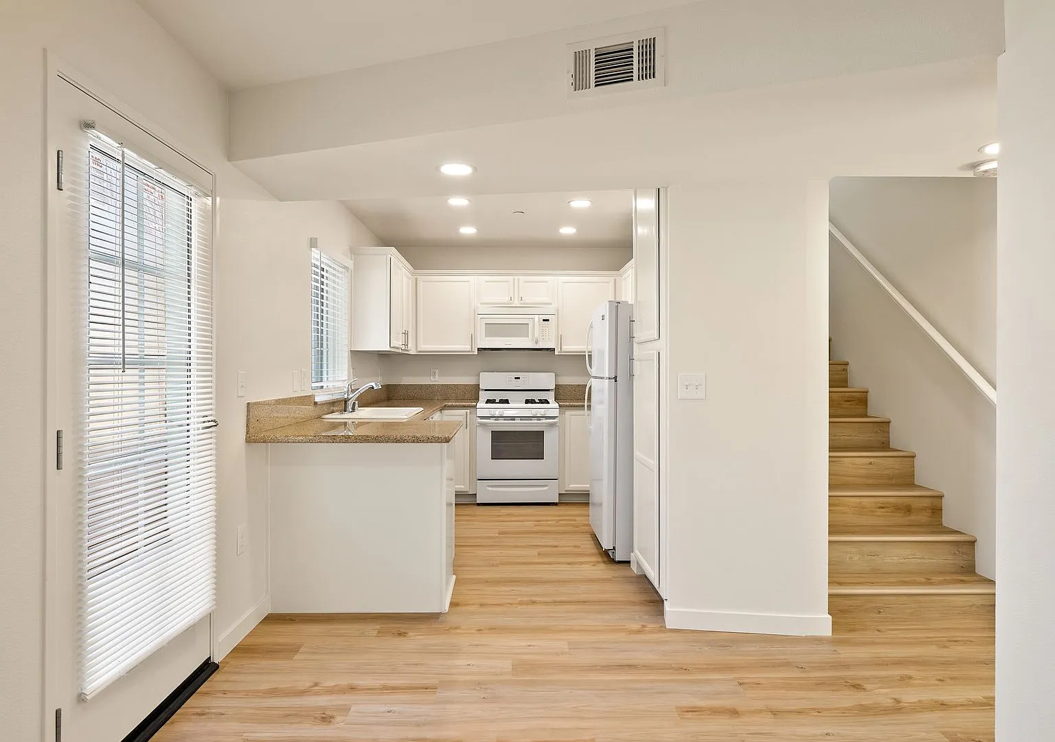 2 Bedroom 1.5 Bath townhouse with private balcony and 2 car garage — Photo 2