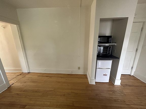 2nd image of 240 W Lakelawn Pl #10904367