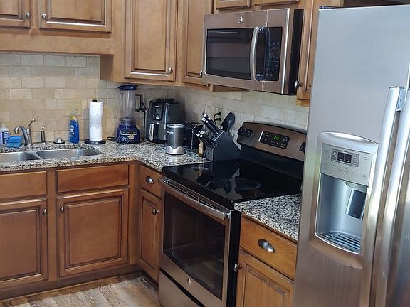 3rd image of 11 Parkview Dr #10