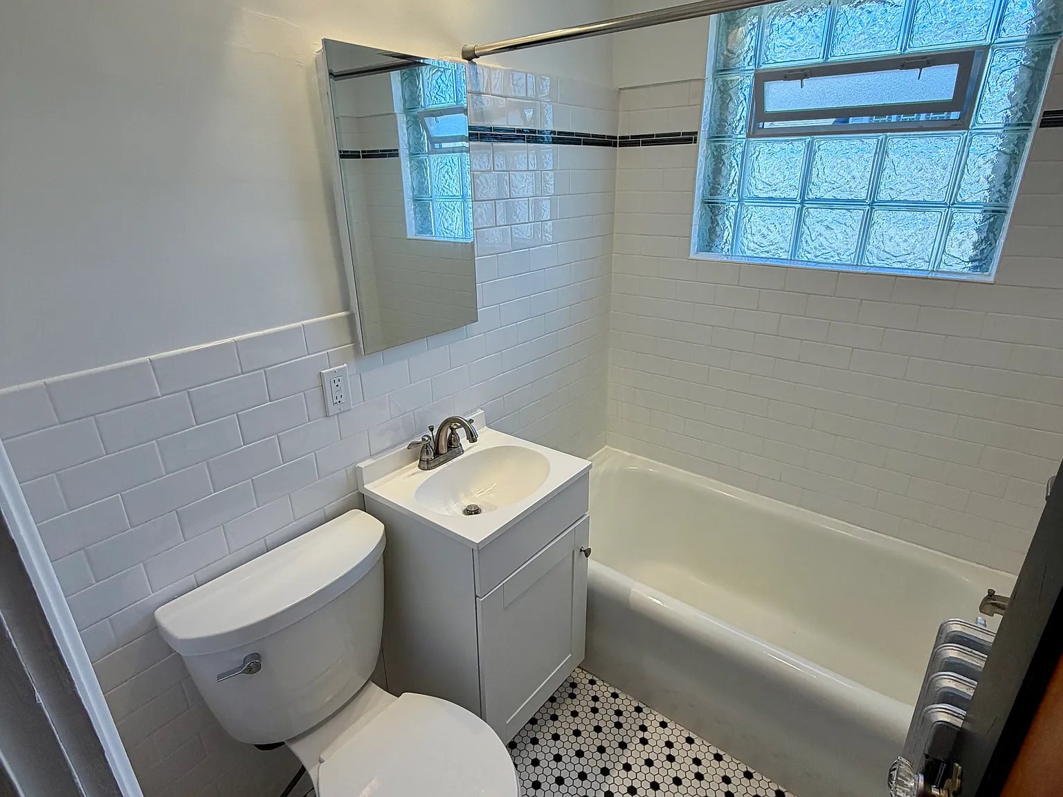 Studio, $1,075 — Photo 4