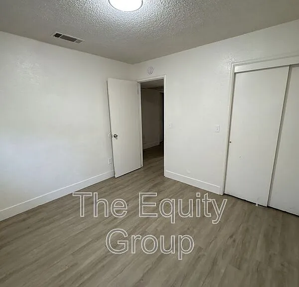 2113 W Inyo Ave — Photo 15