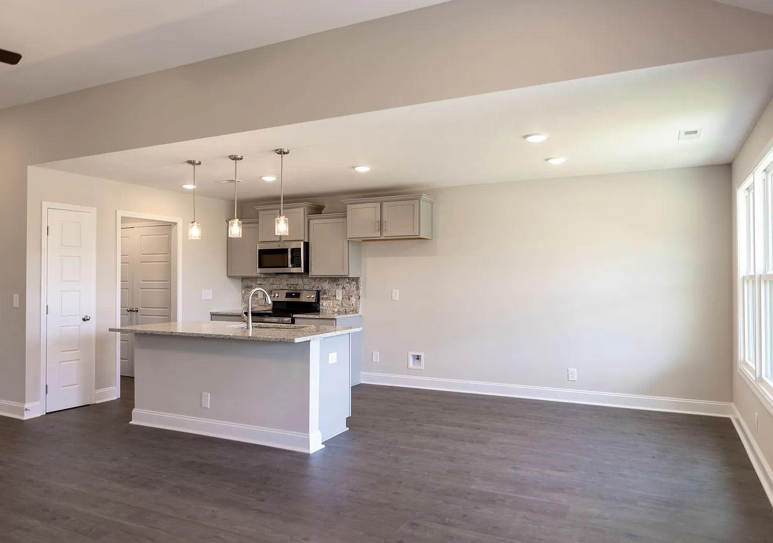 Contemporary Ranch-Style Home with Stainless Steel Appliances & Spacious Open Living — Photo 4