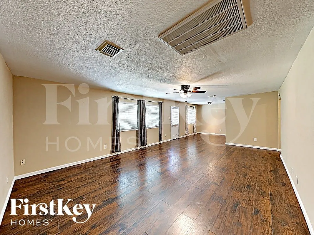 3 bed, 2.0 bath, 1524 sqft, $2,010 — Photo 2
