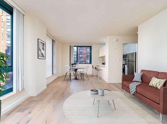 3rd image of 1 Irving Pl APT V10f