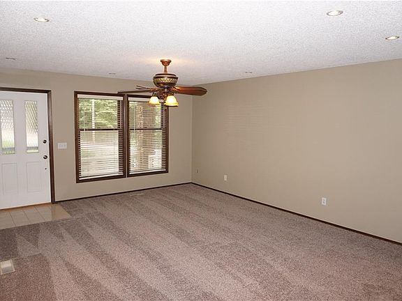 4th image of 10 Bedale Ln