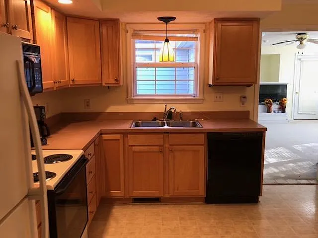 570 Jefferson Dr — Photo 4