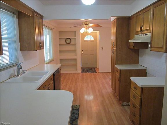 5th image of 22955 Westwood Ave