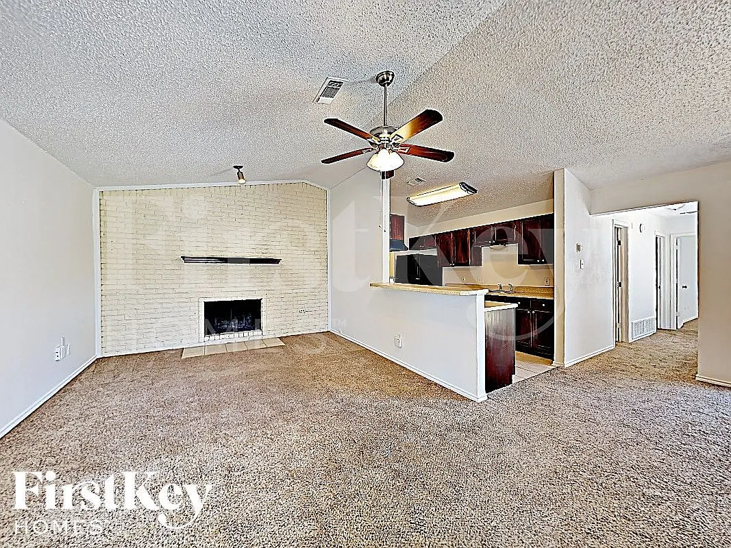 3 bed, 2.0 bath, 1312 sqft, $2,240 — Photo 2