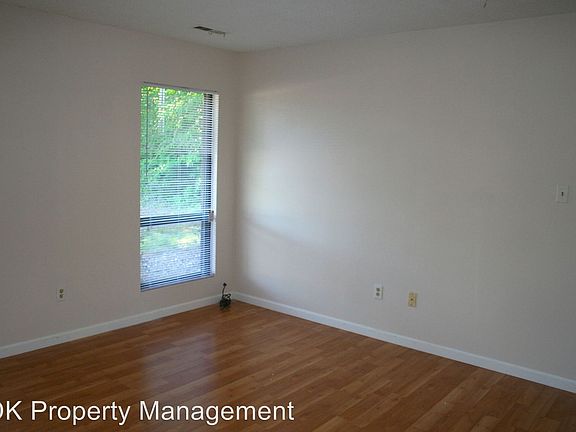 3rd image of 102 Heritage Dr APT A