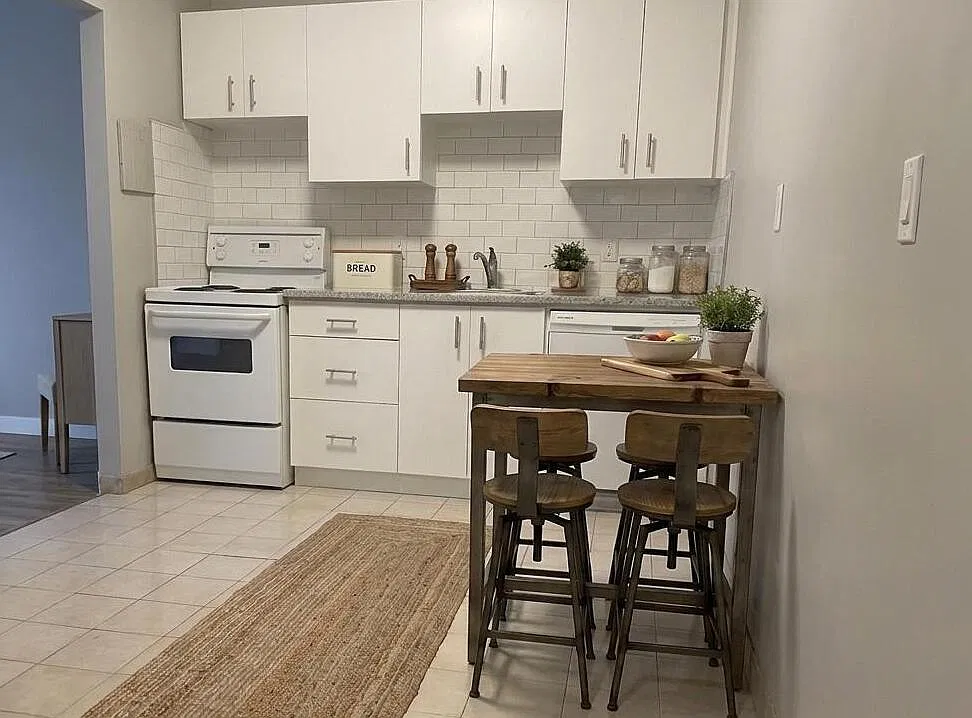 50 Mohawk Road West Hamilton — Photo 2
