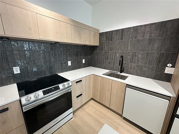 4th image of 400 E Locust St Unit 213