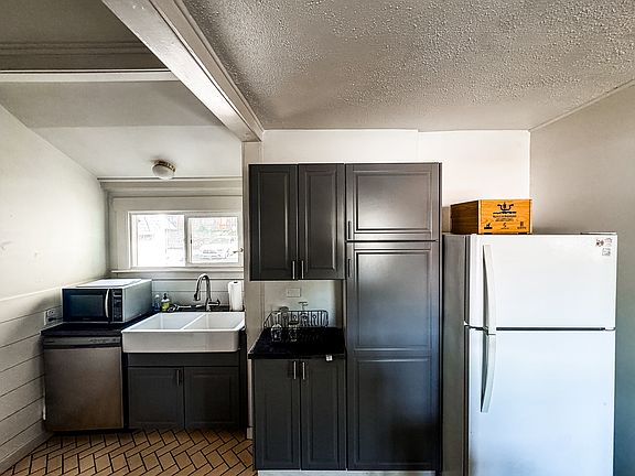 4th image of 205 SE Paradise St #B