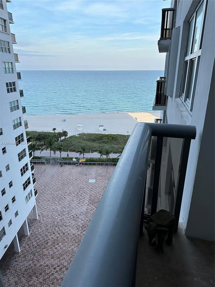 Building Photo - 6039 Collins Ave #1221