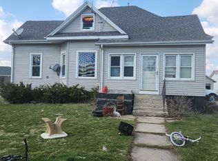 208 W State St, Washburn, IL 61570