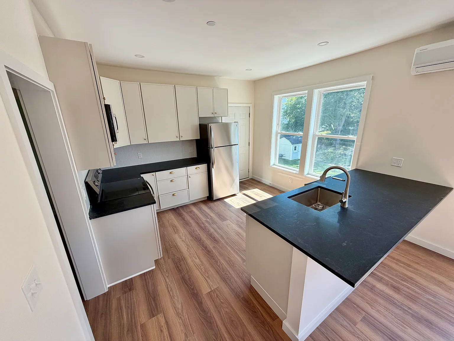 3 bed, 1200 sqft, $3,000 — Photo 2