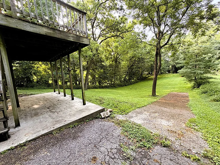 425 E Walnut St — Photo 16