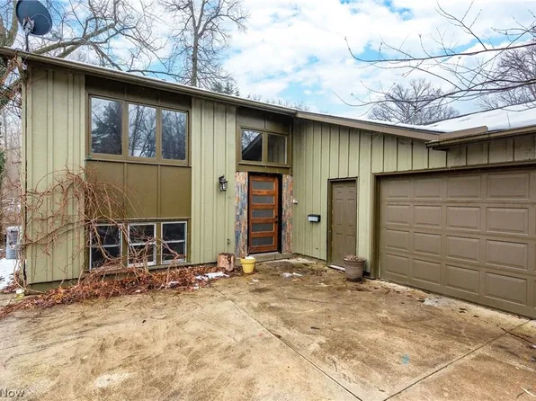 808 Valley Dr, Amherst, OH 44001