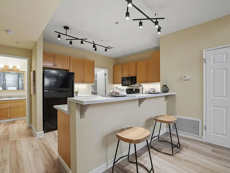 400 N 1st St #111 — Photo 4