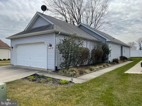 61 Forrestal Dr, Edgewater Park, NJ 08010