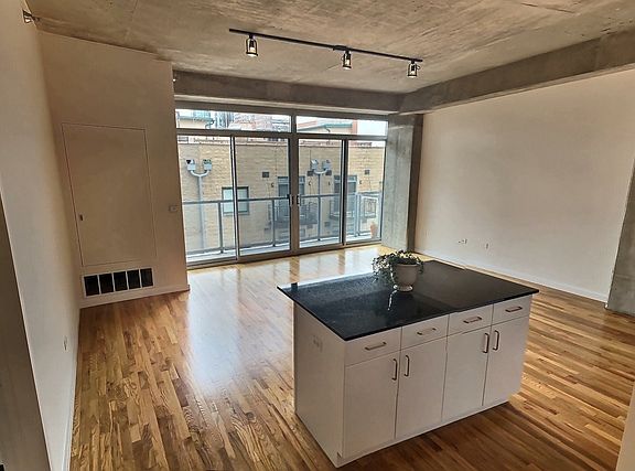 5th image of 1620 S Michigan Ave Unit 404