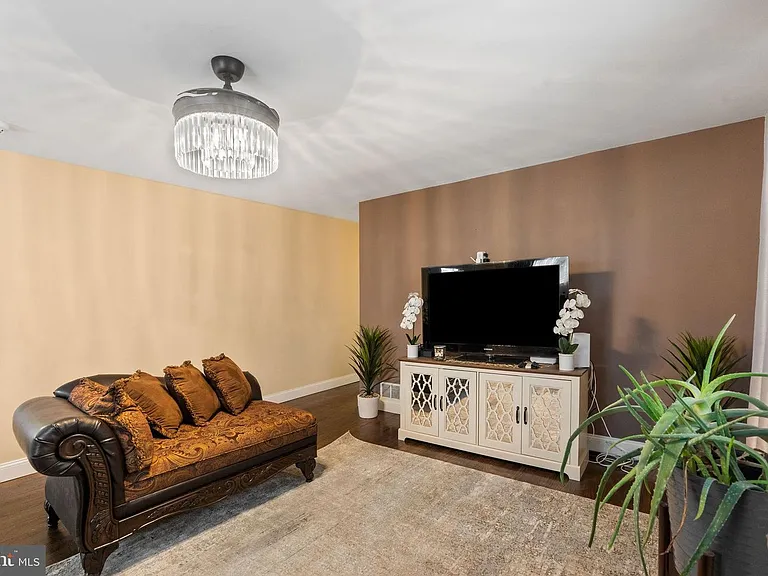 133 Robbins Ave — Photo 1