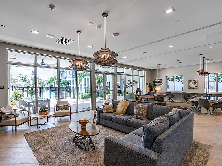 Pura Vida Hialeah Luxury Apartments — Photo 19