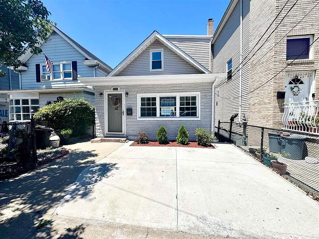 3 bed, 2.5 bath, $5,000 — Photo 1