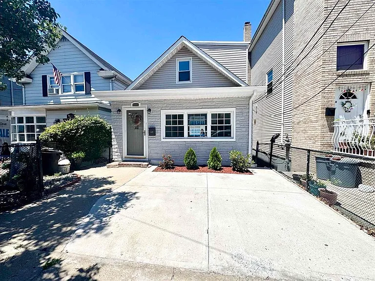 9005 Durham Ave — Photo 1