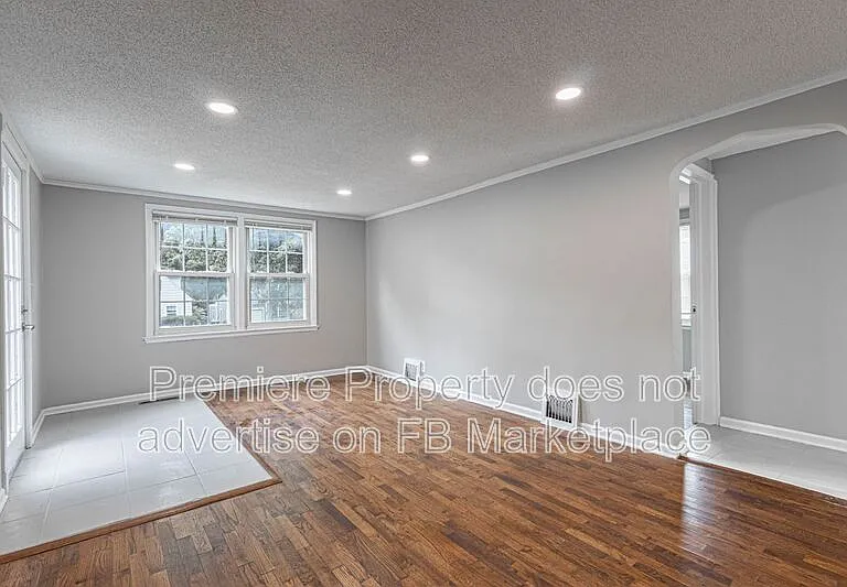 7826 Summit St — Photo 2