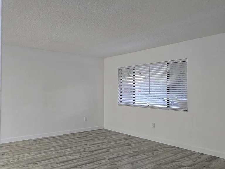1418 Paley Cir SE — Photo 3
