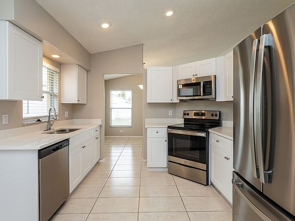 5th image of 13318 Greenpointe Dr