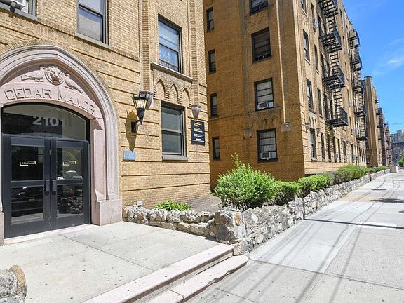 5th image of 2121 Cedar Ave APT 2A