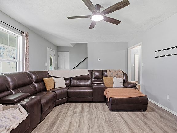 5th image of 115 Pin Oaks Ln