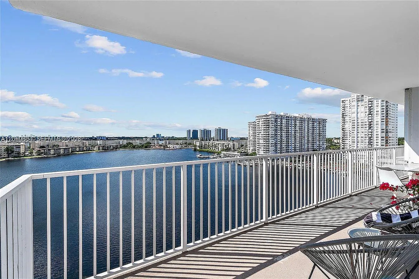 Admirals Port Condo-East — Photo 2