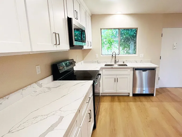 2422 McKinley Ave #F — Photo 2