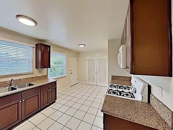 4th image of 345 E Hyde Park Blvd